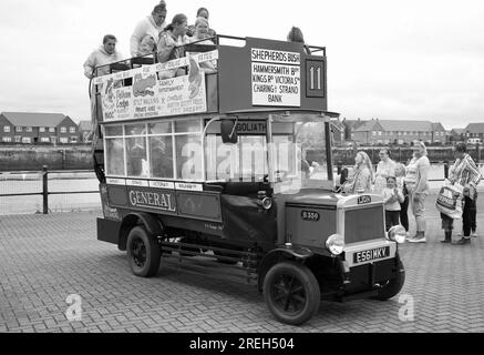 Urlauber klettern an Bord eines alten Omnibus im Hafen von Fleetwood, Lancashire, Großbritannien, Europa Stockfoto