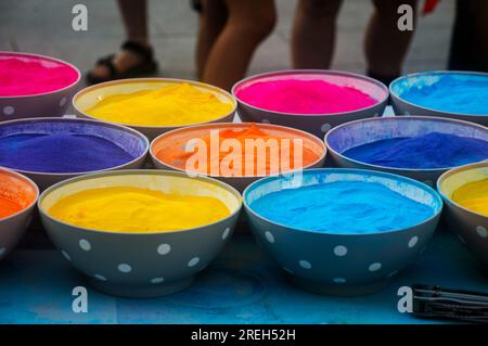 Farbpulver in verschiedenen Farben wird auf einem Tisch ausgestellt [fotografiert in Tel Aviv Israel als Teil einer Demonstration gegen die Diktatur] Juli 15. 20 Stockfoto