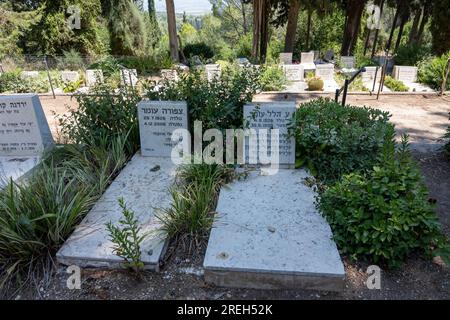 Grab von Ayin Hillel auf dem Friedhof von Kibbutz Mishmar Haemek, 1926 gegründet Ayin Hillel (Hebräisch: ע. הלל) war der Name des Pens Hillel Omer (4 Stockfoto