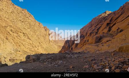 Wüstenlandschaft in den Bergen des Sinai in der Nähe des Katharinenklosters ( دير القدّيسة كاترين oder Moni tis Agias Aikaterinis), offiziell das Heilige Auto Stockfoto