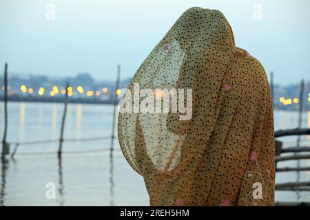 Indianerin in traditioneller Kleidung mit einem beeindruckend langen Schnurrbart Stockfoto