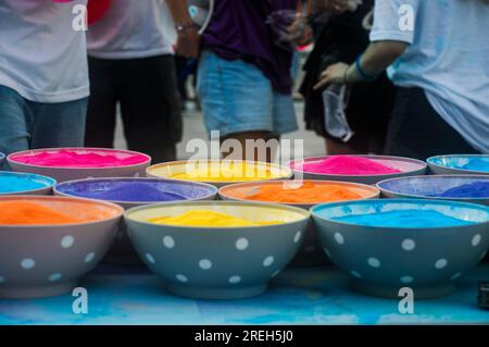 Farbpulver in verschiedenen Farben wird auf einem Tisch ausgestellt [fotografiert in Tel Aviv Israel als Teil einer Demonstration gegen die Diktatur] Juli 15. 20 Stockfoto