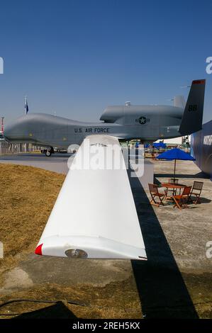 Northrop Grumman RQ-4 Global Hawk, UAV in großer Höhe, ferngesteuertes Überwachungsflugzeug auf der Farnborough International Airshow 2006 Stockfoto