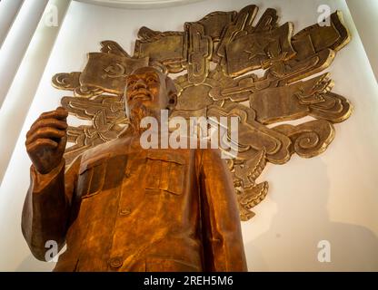 Eine große Bronzestatue des verehrten kommunistischen Revolutionsführers Ho Chi Minh ist in der Eingangshalle des Air Force Museums in Hanoi, Vietnam, ausgestellt. Stockfoto