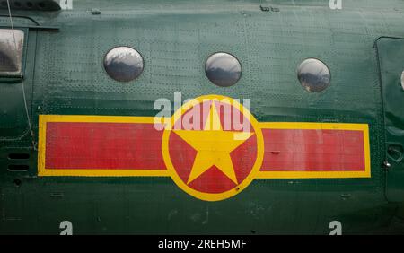 Der goldfarbene Aufkleber der Vietnam People's Air Force an der Seite eines von der Sowjetunion gebauten Mil M-6 Schwertransporthubschraubers, der im Air Force Museum ausgestellt wird, Stockfoto