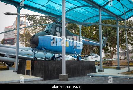 Ho Chi Minhs sowjetisch gebauter Mil Mi-4 Hubschrauber wird im Air Force Museum in Hanoi, Vietnam, ausgestellt. Der Helikopter soll von verehrtem Rev Stockfoto