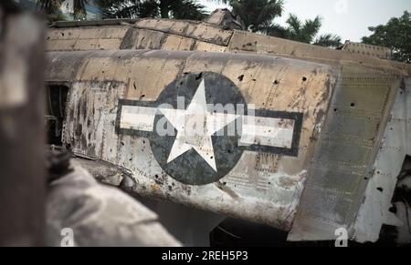 Das Wrack aus der Zeit des Vietnamkriegs aus dem Rumpf eines abgeschossen Bombenattentäters der USAF F-4 Phantom II, das im Air Force Museum in Hanoi, Vietnam, ausgestellt wird. Stockfoto