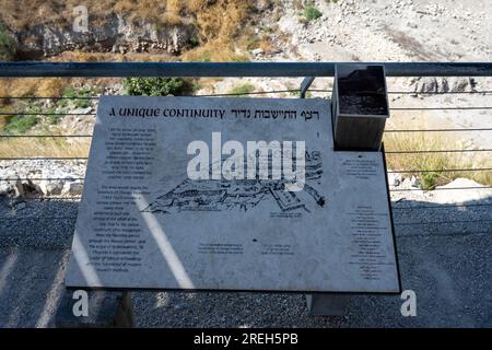 Allgemeine Ansicht Tel Megiddo Nationalpark. Megiddo ist ein Motel (Hügel), das aus 26 Schichten der Ruinen antiker Städte in strategischer Lage am Kopf besteht Stockfoto