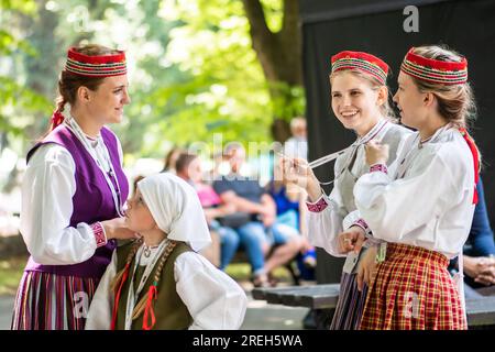 Wunderschöne junge Mädchen in traditioneller Kleidung während einer Pause beim XXVII Nationwide Lettischen Song und XVII Tanzfestival Stockfoto