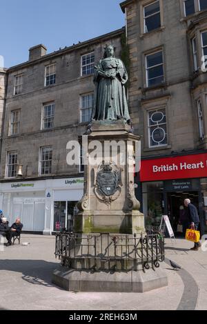 Queen Victoria Monument in Leith, Edinburgh, Schottland, Großbritannien. Bronzestatue von Königin Victoria mit Krone und Zepter von John S. Rind. Stockfoto