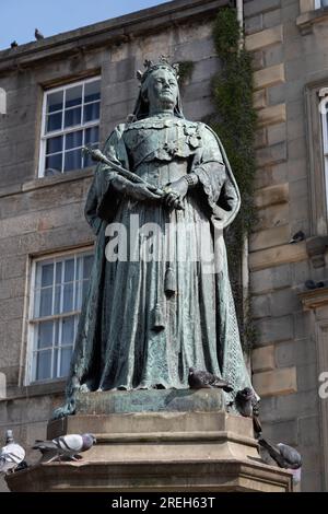 Statue der Königin Victoria in Leith, Edinburgh, Schottland, Großbritannien. Bronzestatue von Königin Victoria mit Krone und Zepter von John S. Rind. Stockfoto