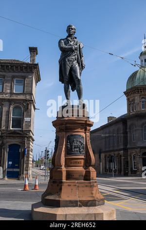 Robert Burns Monument in Leith, Edinburgh, Schottland, Großbritannien. Bronzestatue des schottischen Dichters und Texters aus dem 19. Jahrhundert in der Bernard Street. Stockfoto