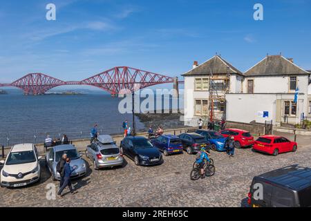 Autos auf dem Parkplatz mit Blick auf die Forth Bridge in South Queensferry Town in Firth of Forth in Schottland, Großbritannien. Stockfoto