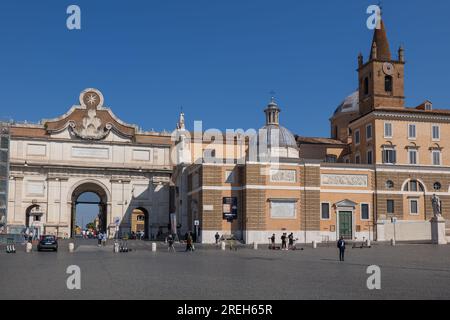 Rom, Italien, Porta del Popolo Tor der Aurelianischen Mauer, Leonardo da Vinci Museum und Basilika Santa Maria del Popolo, Blick von der Piazza del Popolo Stockfoto