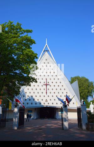 Die Kirche der Himmelfahrt der Heiligen Jungfrau Maria in der Stadt Władysławowo, Polen. Stockfoto