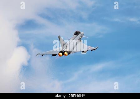 Eurofighter Typhoon der österreichischen Luftwaffe klettert mit Nachbrennern auf der Royal International Air Tattoo RAF Fairford 2022 Stockfoto