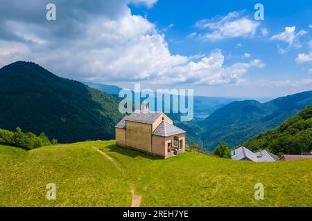 Luftaufnahme der kleinen Kirche in der Alpe Loccia. Chesio, Loreglia, Alpe Loccia, Valstrona, Verbano Cusio Ossola District, Piedmont, Italien. Stockfoto