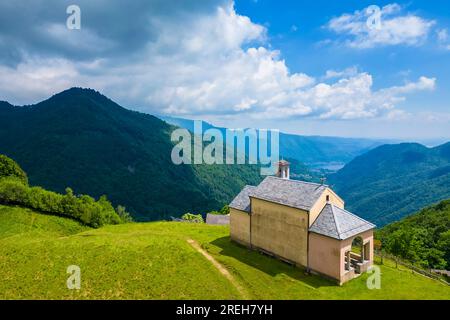 Luftaufnahme der kleinen Kirche in der Alpe Loccia. Chesio, Loreglia, Alpe Loccia, Valstrona, Verbano Cusio Ossola District, Piedmont, Italien. Stockfoto