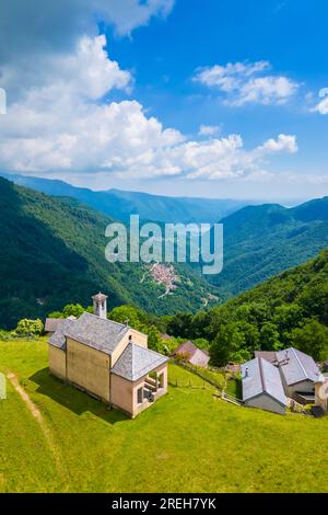 Luftaufnahme der kleinen Kirche in der Alpe Loccia. Chesio, Loreglia, Alpe Loccia, Valstrona, Verbano Cusio Ossola District, Piedmont, Italien. Stockfoto