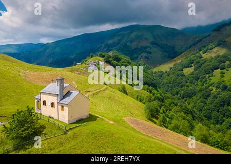 Luftaufnahme der kleinen Kirche in der Alpe Loccia. Chesio, Loreglia, Alpe Loccia, Valstrona, Verbano Cusio Ossola District, Piedmont, Italien. Stockfoto