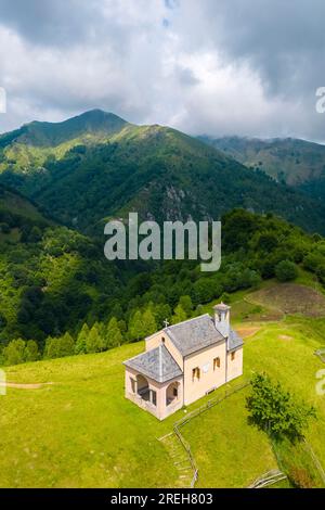 Luftaufnahme der kleinen Kirche in der Alpe Loccia. Chesio, Loreglia, Alpe Loccia, Valstrona, Verbano Cusio Ossola District, Piedmont, Italien. Stockfoto