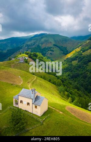 Luftaufnahme der kleinen Kirche in der Alpe Loccia. Chesio, Loreglia, Alpe Loccia, Valstrona, Verbano Cusio Ossola District, Piedmont, Italien. Stockfoto