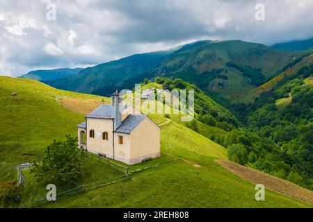 Luftaufnahme der kleinen Kirche in der Alpe Loccia. Chesio, Loreglia, Alpe Loccia, Valstrona, Verbano Cusio Ossola District, Piedmont, Italien. Stockfoto