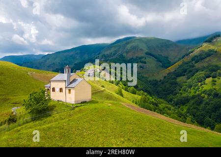 Luftaufnahme der kleinen Kirche in der Alpe Loccia. Chesio, Loreglia, Alpe Loccia, Valstrona, Verbano Cusio Ossola District, Piedmont, Italien. Stockfoto