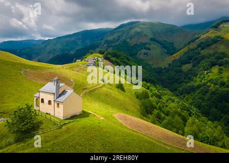 Luftaufnahme der kleinen Kirche in der Alpe Loccia. Chesio, Loreglia, Alpe Loccia, Valstrona, Verbano Cusio Ossola District, Piedmont, Italien. Stockfoto