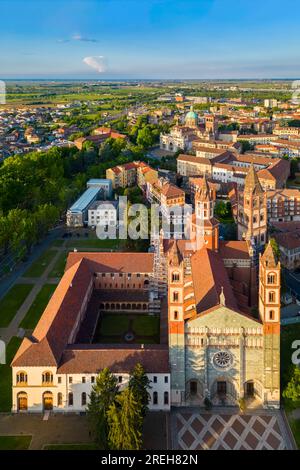 Luftaufnahme der Sant'Andrea Basilika von Vercelli bei Sonnenuntergang im Frühling. Vercelli, Bezirk Vercelli, Piemont, Italien. Stockfoto