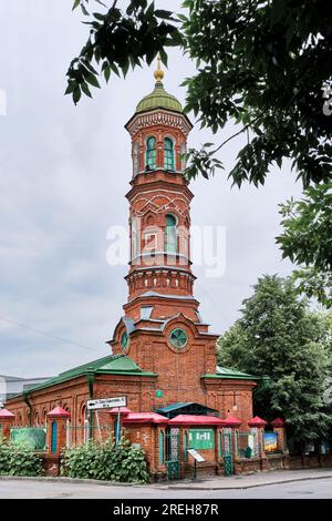 Kasan, Russland - 10. Juni 2023: Burnai-Moschee, 1872. Ein Denkmal der Architektur der Tatarskulte. Alttatar-Siedlung. Sommerliche Stadtlandschaft. Architektur, neu aufgelegt Stockfoto