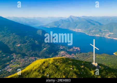 Luftaufnahme zum oberen Comer See und Valtellina vom Gipfel des Mount Crocione. Tremezzina, Comer See, Lombardei, Italien. Stockfoto