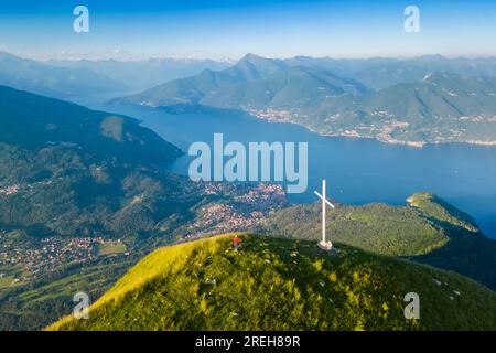 Luftaufnahme zum oberen Comer See und Valtellina vom Gipfel des Mount Crocione. Tremezzina, Comer See, Lombardei, Italien. Stockfoto