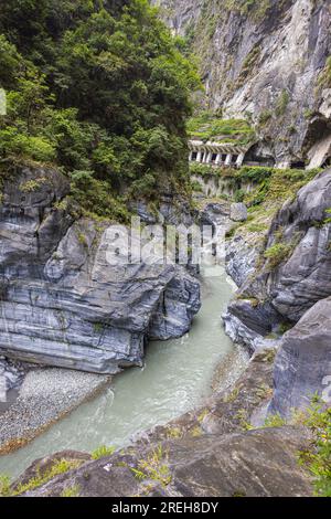 Der Nine Turns Trail in Taiwan ist eine faszinierende Symphonie der Natur, wo üppige Wälder, rauschende Wasserfälle und hoch aufragende Klippen einen atemberaubenden Eindruck vermitteln Stockfoto