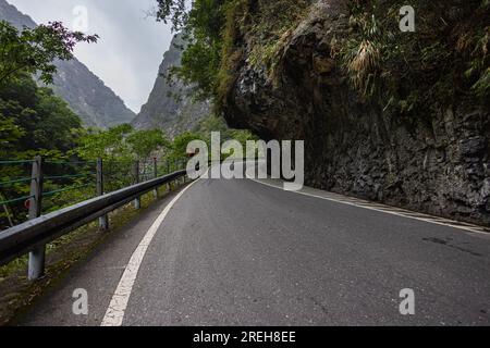 Der Nine Turns Trail in Taiwan ist eine faszinierende Symphonie der Natur, wo üppige Wälder, rauschende Wasserfälle und hoch aufragende Klippen einen atemberaubenden Eindruck vermitteln Stockfoto