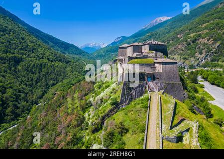 Luftaufnahme der Festung Exilles mit Blick auf das Susa-Tal. Exilles, Susa Valley, Turin, Piemont, Italien. Stockfoto