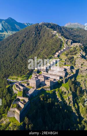 Luftaufnahme der Festung Fenestrelle mit Blick auf das Chisone Valley. Orsiera Rocciavre Park, Chisone Valley, Turin, Piemont, Italien. Stockfoto