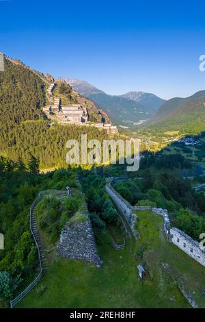 Luftaufnahme der Festung Fenestrelle von den Ruinen von Fort Mutin. Orsiera Rocciavre Park, Chisone Valley, Turin, Piemont, Italien. Stockfoto