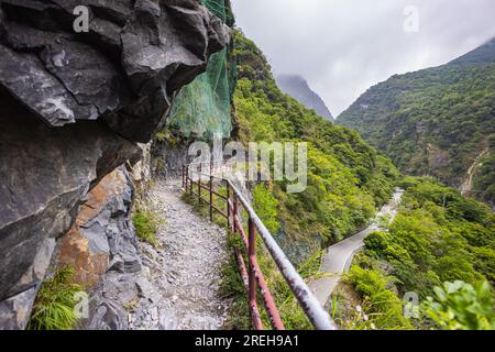 Der schmale Wanderweg am Rand der Klippe bietet ein aufregendes Abenteuer. Die berühmten Wanderwege im Taroko-Nationalpark in Taiwa Stockfoto