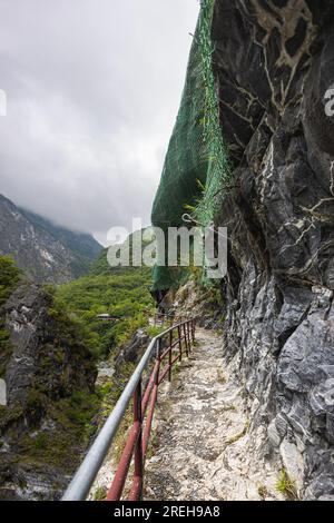 Der schmale Wanderweg am Rand der Klippe bietet ein aufregendes Abenteuer. Die berühmten Wanderwege im Taroko-Nationalpark in Taiwa Stockfoto