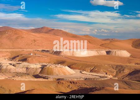 Blick von oben auf Kupferkonzentratlager in einem Kupferbergwerk in Chile Stockfoto