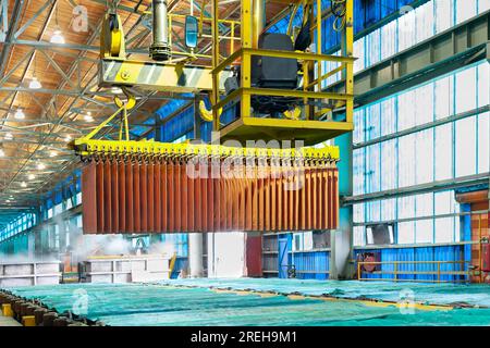 Kupferkathoden in einer Elektrogewinnungsanlage in einer Kupfermine in Chile. Stockfoto