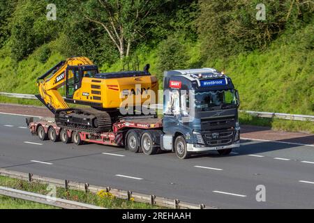 Peter Driving Westbrook Commercials Ltd, Volvo FH. SANY SY305C-Raupenbaumaschinen Hersteller Bagger; Fahrt auf der Autobahn M6 im Großraum Manchester, Großbritannien Stockfoto