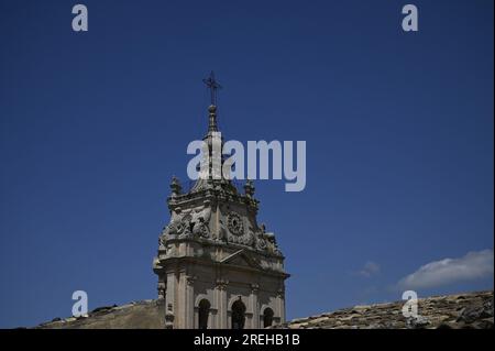 Malerischer Glockenturm mit Blick auf den sizilianischen barocken Duomo di San Giorgio in Modica Alta, Ragusa Sizilien, Italien. Stockfoto