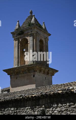 Antiker Glockenturm aus Stein in Modica, Ragusa Sizilien, Italien. Stockfoto