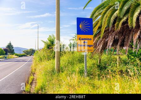 Camino de Santiago Waymarker in Cicero Spanien Stockfoto