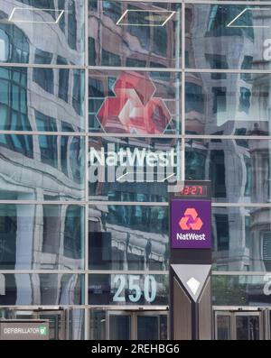 London, Großbritannien. 28. Juli 2023 Außenansicht der Büros von NatWest in Bishopsgate, City of London, während NatWest-Vorsitzender Howard Davies verkündet, dass er nach der Nigel Farage-Kontroverse bleiben wird. Kredit: Vuk Valcic/Alamy Live News Stockfoto
