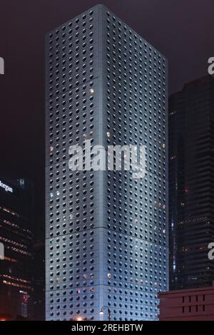 Hongkong, China - 24. April 2023: Jardine House mit seinen runden Fenstern in Central bei Nacht Stockfoto