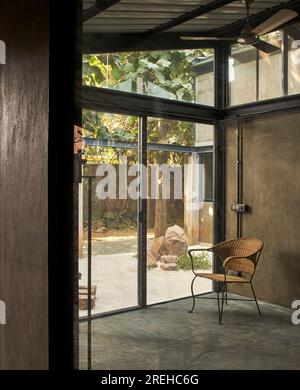 Innenansicht. Farm8, Neu-Delhi, Indien. Architekt: Studio Array, 2023. Stockfoto