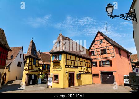 Eguisheim Elsass Frankreich. Elsässer Weinstraße. Die Holzrahmenhäuser in der Altstadt Stockfoto